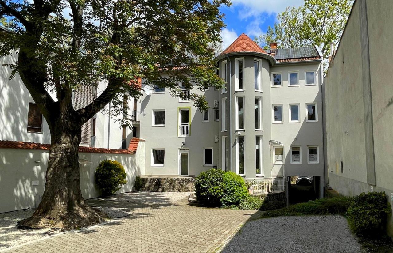 Benevia Apartments Pécs Exteriör bild